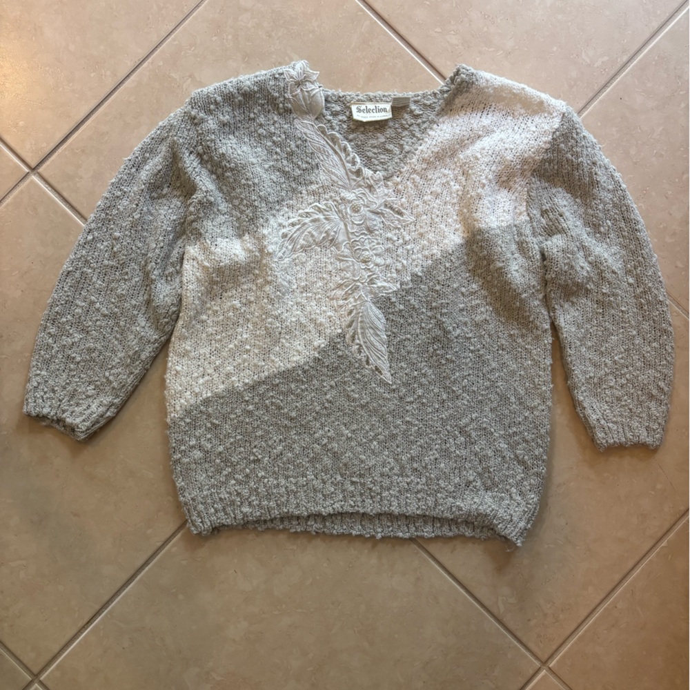 Selection Light Heather Gray Embroidered Crew Neck Sweater w/ Flower Size M